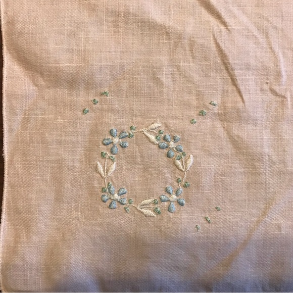 Set of 4 Vintage Linens - Picture 4 of 4